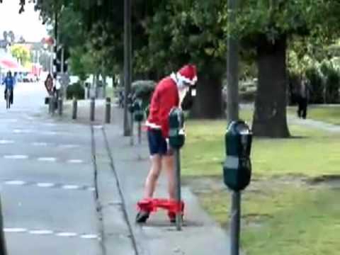 Youtube: Besoffener Weihnachtsmann versucht über Parkuhr zuspringen [ausnüchtern.com]