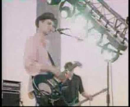 Youtube: Muse - Showbiz (Live) 2000. NPA - France.