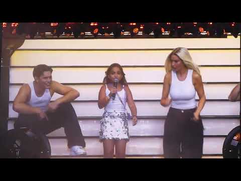 Youtube: Shirin David, Bauch Beine Po - Superbloom München 2024 live mit Fan