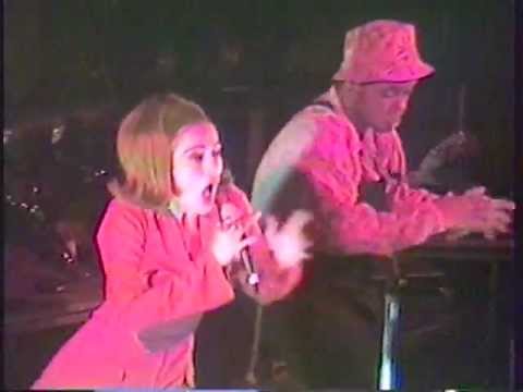 Youtube: Deee-Lite "Groove Is In the Heart" Live May 1990 NYC