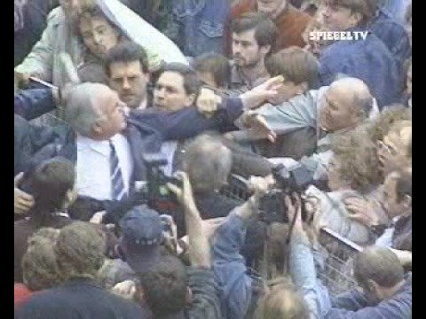 Youtube: Helmut Kohl wird mit Eiern beworfen! (ARD-Version)