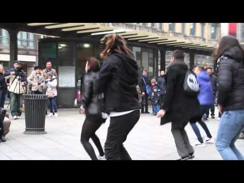 Youtube: Flashmob marry you bruno mars proposal Tony & Sara piazza Cordusio Milano