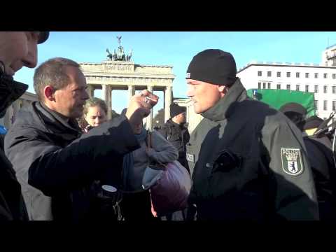 Youtube: Refugee Hungerstreik Brandenburger Tor  29.10.2012