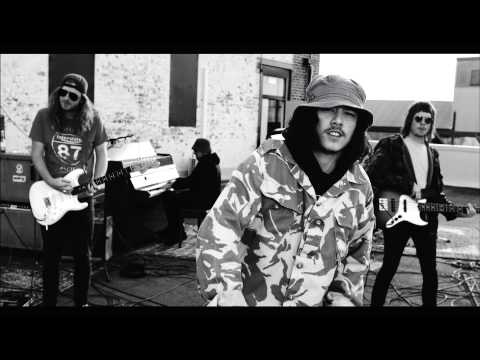 Youtube: STICKY FINGERS - HOW TO FLY (Official video)