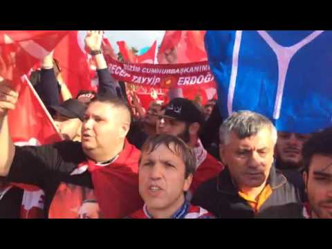 Youtube: Erdogan-Anhänger singen bei der Demo in Köln