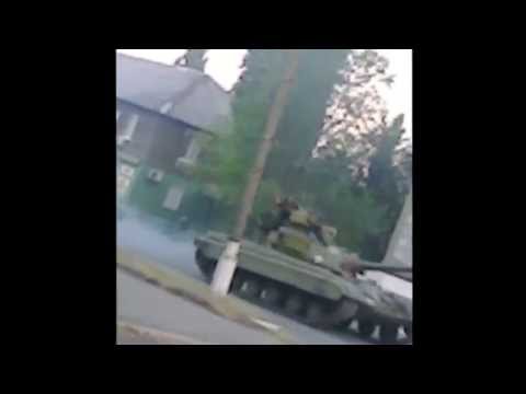 Youtube: Российские Т64 и Т72 едут по центру Тореза