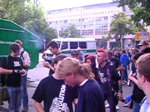 Youtube: Squat Tempelhof - Wasserwerfer und Punks 20.06.09 @ 17.00 Uhr -