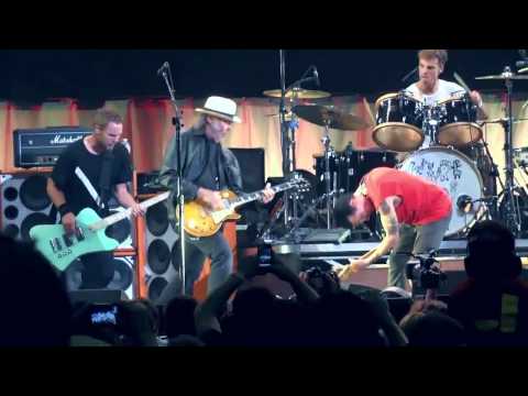 Youtube: Pearl Jam with Neil Young - Rockin in the free world Toronto 2011 COMPLETE