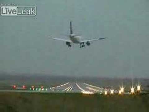 Youtube: Beinahe Crash  Hamburg Airport