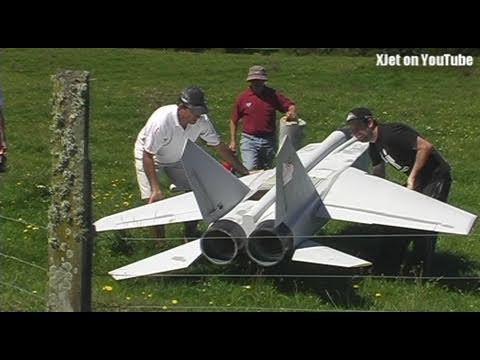 Youtube: MIG 25 engine failure on takeoff (huge twin jet-powered RC model plane)