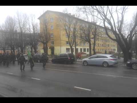 Youtube: На параде в Нарве, парень троллит натовских военных ))