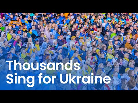Youtube: Thousands of Estonians Sing “Oi u luzi chervona kalyna” to Support Ukraine