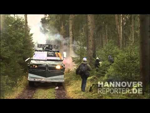 Youtube: 07.11.2010 - Castortransport: Räumpanzer der Polizei brennt bei Nahe Leitstade