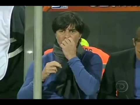 Youtube: Bundestrainer Jogi Löw isst Popel !!