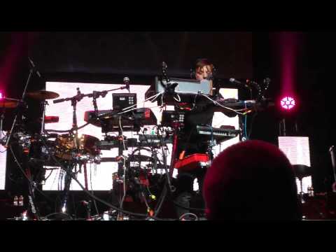 Youtube: Robert DeLong - Long Way Down [live]