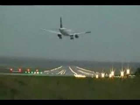Youtube: Extreme crosswind landing-amazing pilot!!!