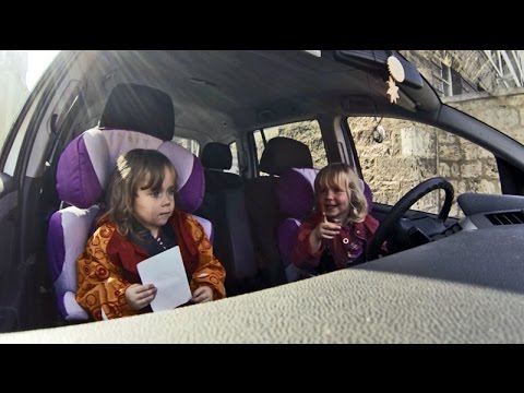 Youtube: Zwillinge fahren Auto oder Wie man ein Auto startet? - Lustige Kinder Videos
