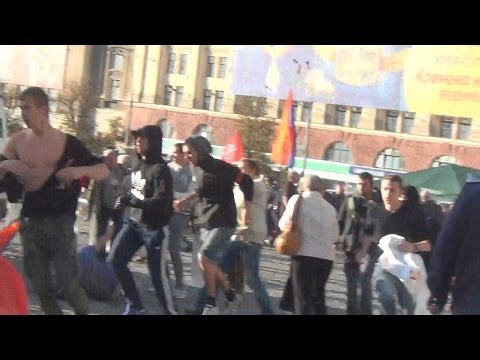 Youtube: Харьков Нападение Правого Сектора на Митинг Антимайдана! Right Sector Attacked Antimaydan Rally!