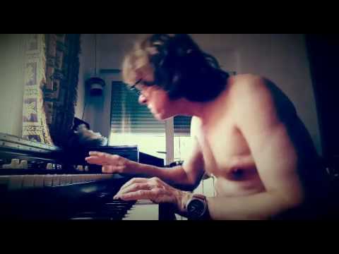 Youtube: Helge Schneider - Waschbaerbauch solo
