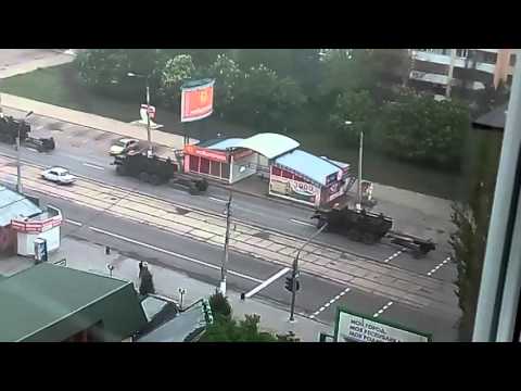 Youtube: Колонна военной техники в Луганске 30 апреля 2016