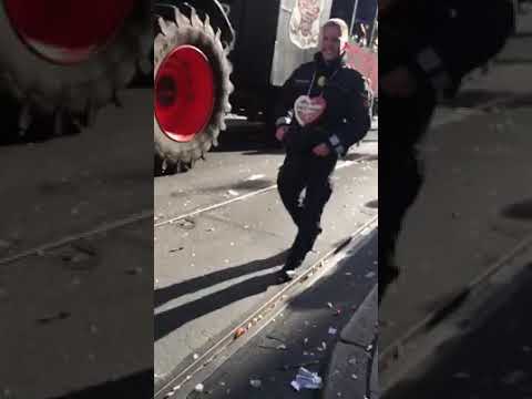 Youtube: Polizist tanzt beim Freimarktumzug/ Policeman dances Officer Hardstyle