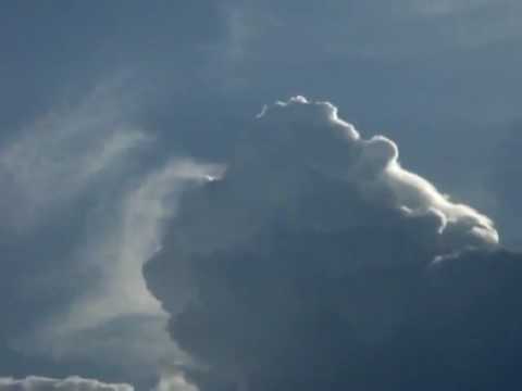 Youtube: Seltsame Lichterscheinung hinter den Wolken !?