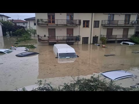 Youtube: Stadt in Italien überschwemmt! Von schweren Überschwemmungen in Faenza eingeschlossene Menschen