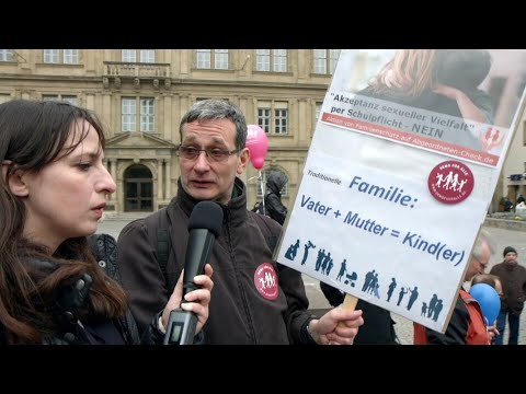Youtube: Caro Korneli bei den "besorgten Eltern" | extra 3 | NDR