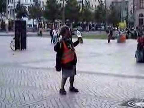 Youtube: Klaus Bärbel singt am Bremer Hauptbahnhof