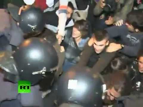 Youtube: Imágenes de RT: Duros enfrentamientos en España entre la Policía y los indignados del 26-S