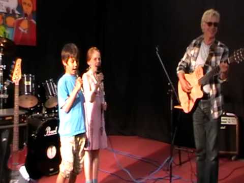 Youtube: Marie+(Mini)Max: 3 Chinesen mit dem Kontrabass  (Maxi)Max darf dazu spielen...