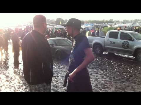 Youtube: Wacken 2012 - Auto im Matsch festgefahren