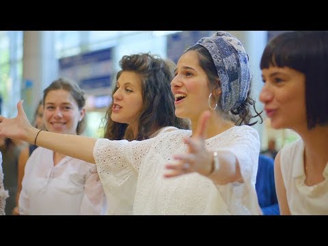 Youtube: הבאנו שלום עליכם/ Hevenu Shalom Alehem /Jerusalem Academy flashmob for Taglit at Ben Gurion Airport