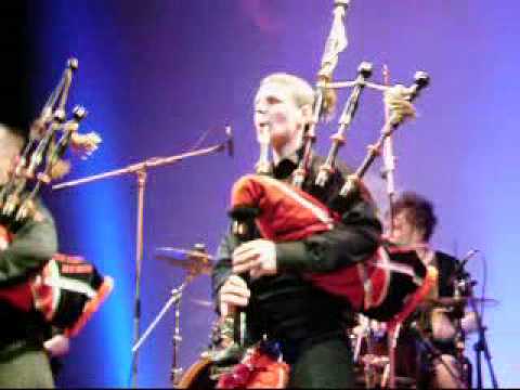 Youtube: Red Hot Chilli Pipers - Auld Lang Syne (Live)