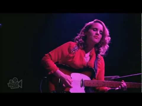 Youtube: Anna Calvi - Surrender (Elvis Presley) (Live in New York) | Moshcam