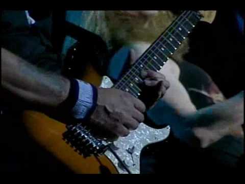 Youtube: Fear Of The Dark - Iron Maiden - Chile 2009