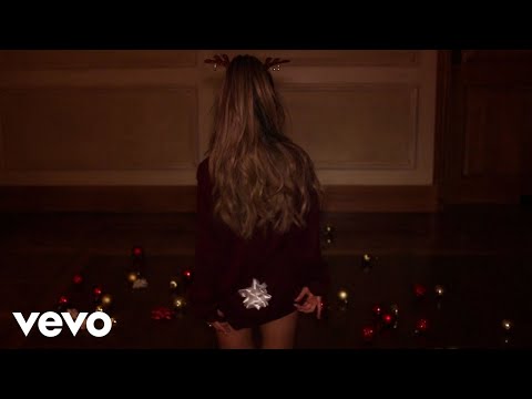 Youtube: Ariana Grande - Santa Tell Me (Official Video)