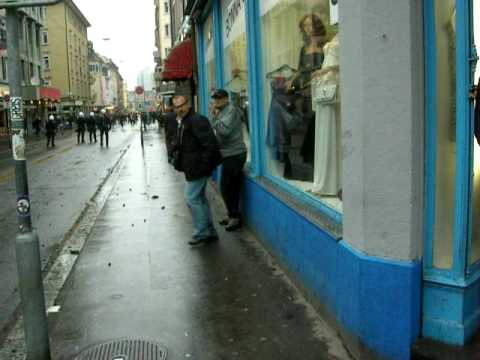 Youtube: 1. Mai Zürich 2010 Demo Zivi Tränengassprayer attakiert jemanden und rennt davon.AVI