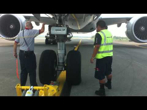 Youtube: Boeing 777-300ER Pushback with Descriptions [HD]
