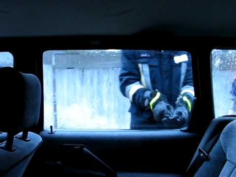 Youtube: Feuerwehr mit Körner Autoscheibe zertrümmern