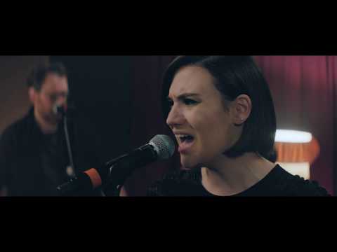 Youtube: Nadine Shah - Holiday Destination (Live Session)