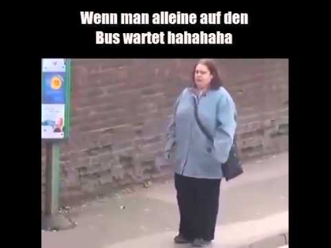 Youtube: Frau tanzt alleine an der Bushaltestelle