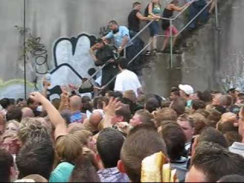 Youtube: Loveparade 2010 Chronologie einer Katastrophe - Teil 2   !!Bitte erst ab 18!!