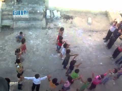 Youtube: شام - درعا - أشقاء الشهيد حمزة يكتبون إسمه بأجسادهم 30-5