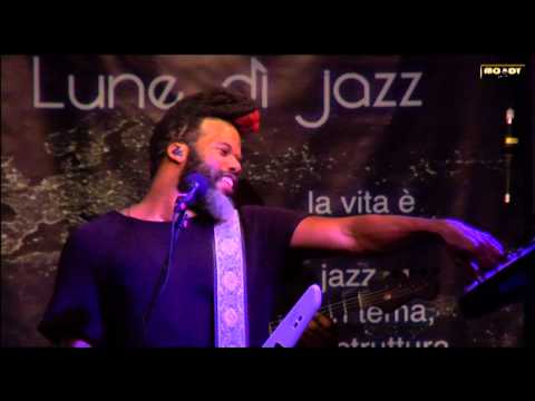 Youtube: Robert Glasper Experiment @ Moody jazz cafè - "Get lucky"