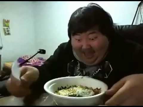 Youtube: Mann freut sich über Essen (1Mio)