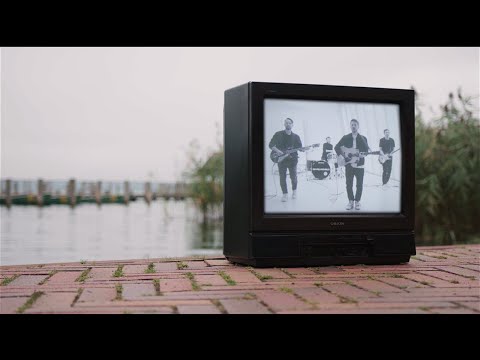 Youtube: Revolverheld -  Wenn Du Jetzt Hier Wärst (Offizielles Musikvideo)