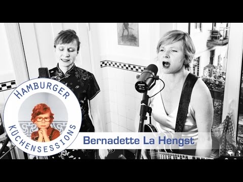 Youtube: Bernadette La Hengst "Wem Gehört Die Parkbank" live @ Hamburger Küchensessions