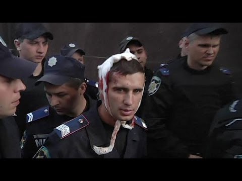 Youtube: Ukraine: Prorussische Menge stürmt Justizgebäude in Donezk