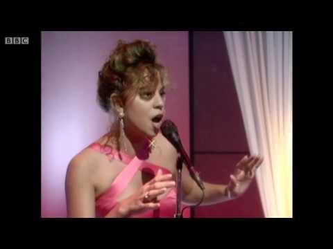 Youtube: Mariah Carey - Emotions (Live @ Wogan, 1991) HD
